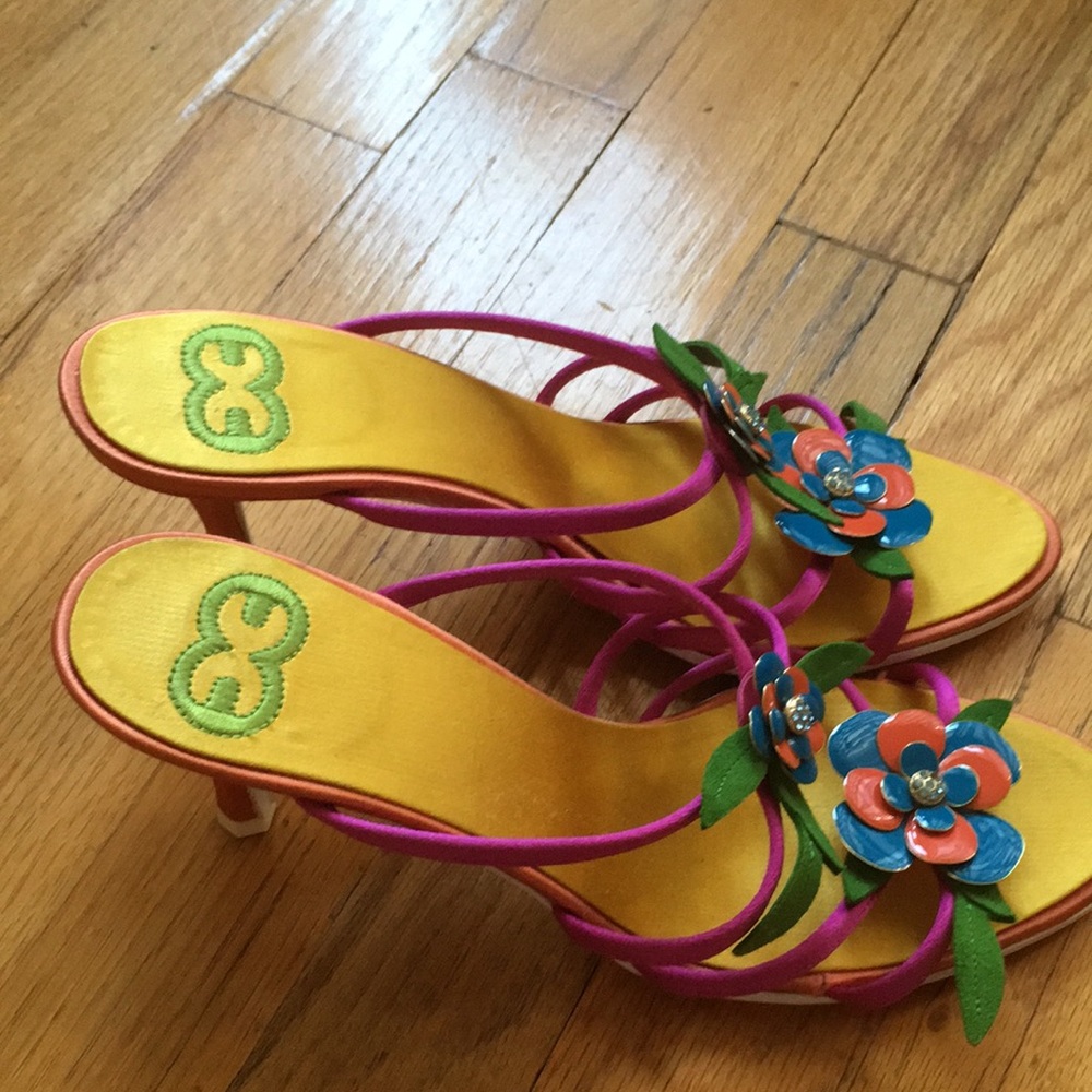 Cute flower sandals. Made in Italy. Size 37